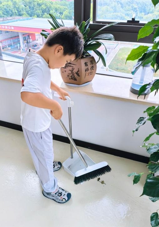 宸宸在打扫爷爷办公室