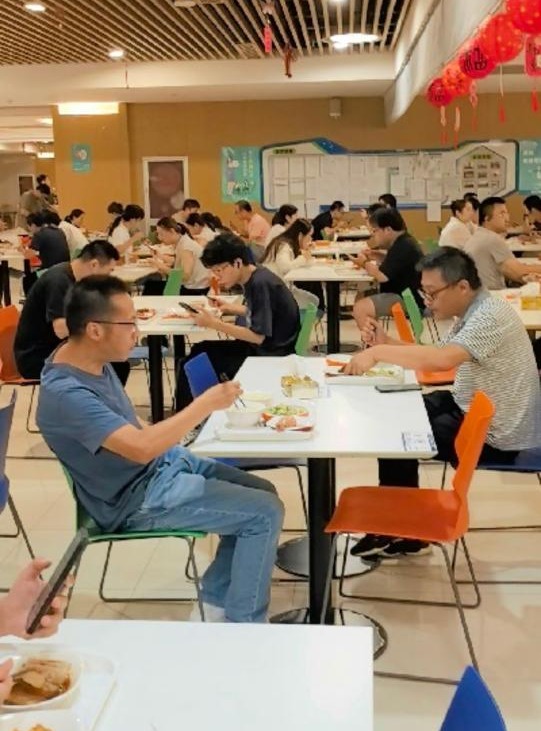 食堂里人山人海