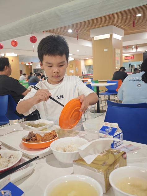 宸宸正在将多余的饭菜打包回家