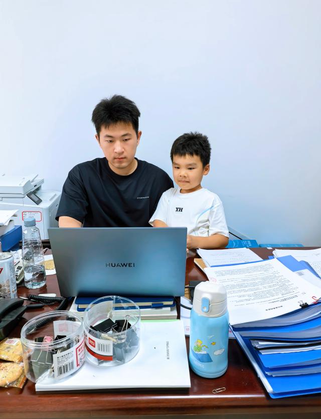 宸宸向哥哥学电脑