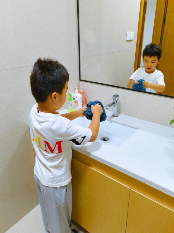 宸宸在洗手间洗毛巾
