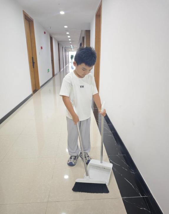 宸宸在走廊打扫卫生