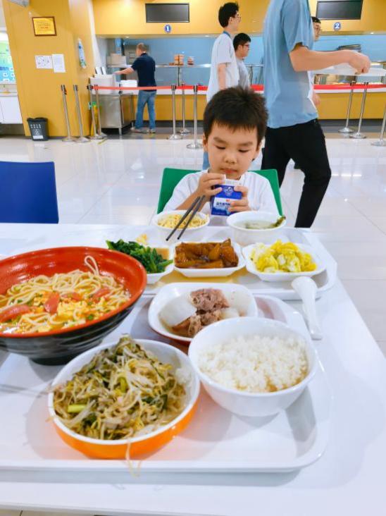 宸宸在食堂喝自己买的酸奶