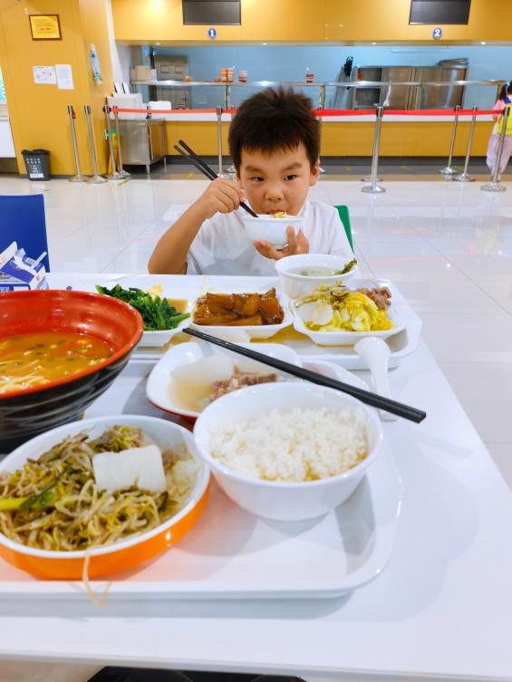 宸宸在食堂吃的津津有味