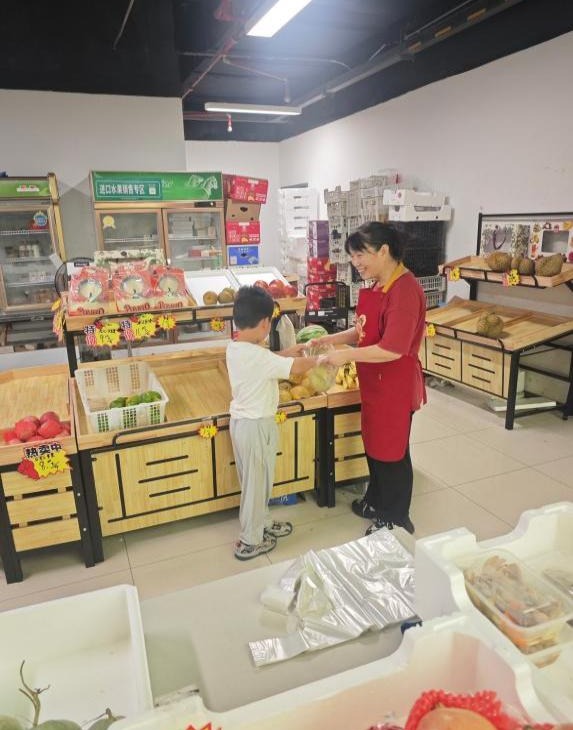 宸宸自己拎着买来的水果和饭盒