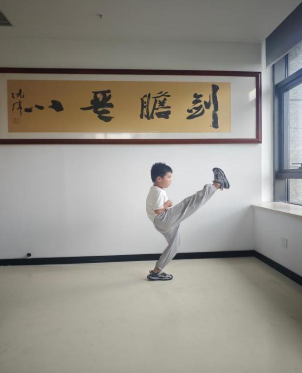 宸宸在打跆拳道太极一章的踢腿动作