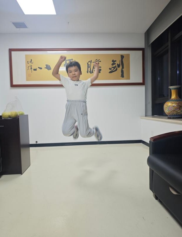宸宸开心地跳了起来音