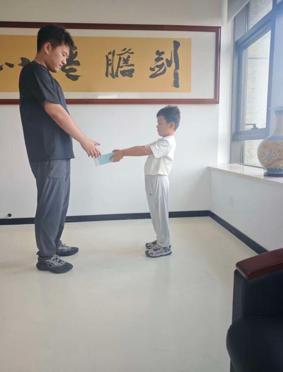 宸宸送给哥哥一个水杯表示感谢