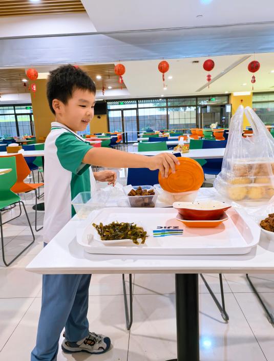 宸宸满脸笑意的为家人打包饭菜